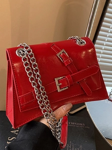 Sac bandoulière carré en cuir verni rouge avec bandoulière chaîne argentée épaisse