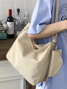 Grande borsa tote beige minimalista con pochette coordinata per il pendolare quotidiano