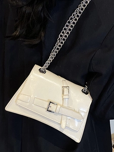 Sac à bandoulière blanc crème chic avec chaîne argentée et finition vernie brillante