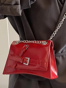 Sac bandoulière chic en cuir verni rouge avec chaîne argentée et base incurvée élégante