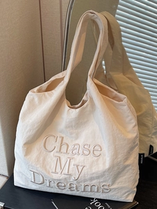 Grand sac cabas beige en toile avec broderie Chase My Dreams et vue miroir