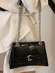 Sac à chaîne noir brillant à la mode avec boucles argentées et style punk chic