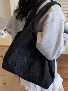 Grand sac cabas noir avec broderie Chase My Dreams et bandoulière large
