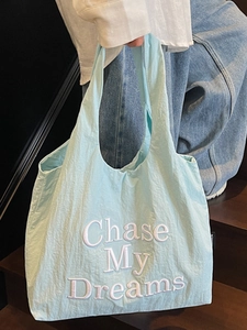 Sac fourre-tout en toile bleu clair avec broderie et large bandoulière