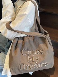 Sac bandoulière en toile marron avec broderie Chase My Dreams et large bandoulière de loisirs