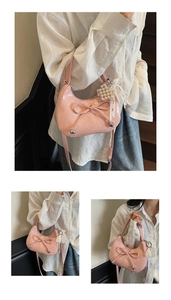 Sac à main rose avec nœud, pendentif en dentelle de perles et détails argentés