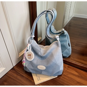 Detalle del bolso Hobo azul grande con diseño de patchwork y correa ajustable