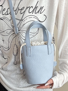 Sac seau bleu clair à motif litchi avec poignée supérieure et cordon de serrage