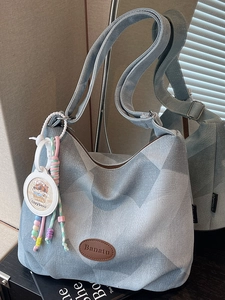 Bolso tote grande de tejido azul y gris con colgante de Capybara y etiqueta de cuero
