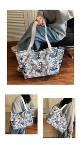 Detalle del bolso de tela oxford con flores, bolsillo de malla lateral y gran capacidad
