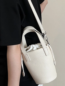 Sac seau chic blanc crème texture litchi avec poignée et bandoulière amovible