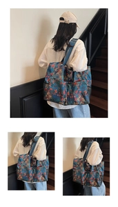 Detalle del bolso tote Oxford de gran capacidad con flores y bolsillos frontales exteriores