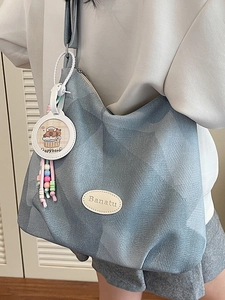 Bolso tote bandolera grande con textura, colgante de Capibara y etiqueta de Banatu