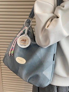 Bolso tote de gran capacidad en azul grisáceo con correa elegante y colgante mono