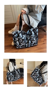 Detalle del bolso grande de tela Oxford con estampado de flores y bolsillos de malla