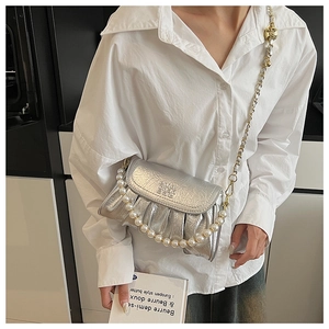 Détail du sac nuage argenté plissé avec chaîne en perles et fini métallisé chic