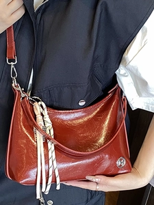 Fashionable red-brown wrinkled patent leather tote bag with woven rope and metal logo