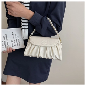 Détail du sac en cuir plissé blanc cassé doté d'une poignée élégante en perles
