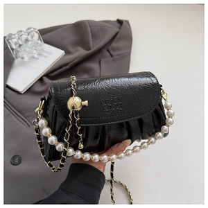 Détail du sac bandoulière noir brillant gaufré avec chaîne de perles et fermoir doré