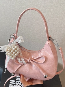 Sac demi-lune rose avec nœud, texture cuir froissé et breloque cœur en perle blanche