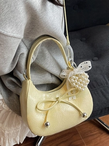 Sac croissant jaune crème chic avec détail nœud et breloque cœur perle à l'épaule