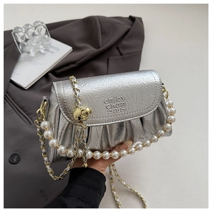 Détail du sac nuage en cuir plissé argenté avec anse en perles et chaîne dorée