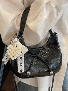 Sac croissant en cuir verni noir avec nœud élégant et pendentif cœur en perles
