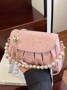Sac bandoulière rose plissé avec chaîne de perles et fermoir doré au design élégant