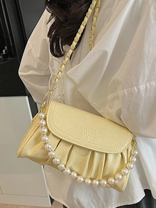 Sac nuage plissé élégant jaune pâle avec chaîne en perles et sangle dorée pour femme