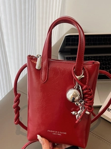 Elegante borsa a tracolla in pelle bordeaux con ciondolo a cane palloncino chic