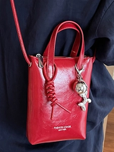 Borsa a tracolla rossa minimalista per telefono con decoro a nodo e ciondolo a cane argento