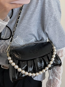 Sac nuage plissé noir brillant avec chaîne en perles et bandoulière en cuir