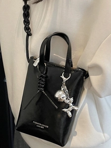 Mini borsa a tracolla nera lucida con ciondolo a forma di cane palloncino argento