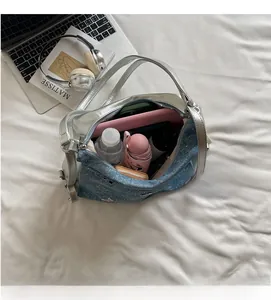 Vue de dessus du sac cabas en denim bleu montrant un intérieur spacieux avec accessoires