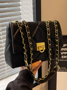 Sac à bandoulière classique en cuir noir matelassé avec chaîne dorée et fermoir carré