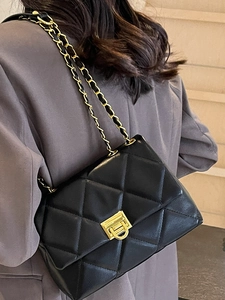 Sac à bandoulière noir matelassé avec chaîne dorée et fermoir métallique chic