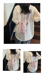 Détail du mini sac bandoulière en nylon rose clair avec cordon et bandoulière réglable