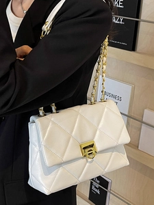 Sac à bandoulière matelassé blanc élégant avec chaîne dorée et fermeture métallique