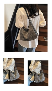 Détail du sac hobo gris scintillant avec papillon argenté et bandoulière chaîne