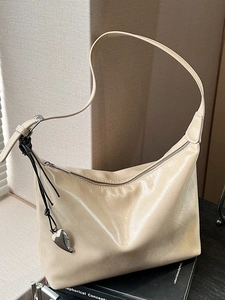Minimalist PU Leather Underarm Bag For Women Solid Color Shoulder Bag With Heart Pendant Small Square Hobo Bag Adjustable Strap Daily Casual Handbag