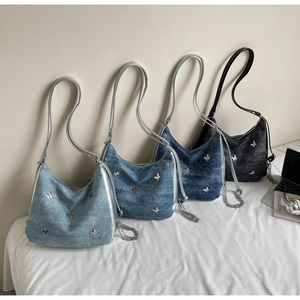 Vue détaillée de quatre sacs hobo en denim bleu et noir avec ornements papillon