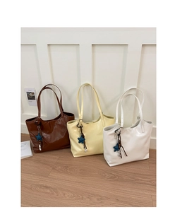 Trois cabas minimalistes en marron, crème et blanc avec pendentifs étoiles élégants