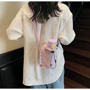 Détail du sac à bandoulière violet clair pour gourde avec fermeture à cordon et tissu en nylon