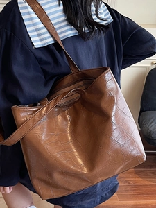 Brown crocodile embossed tote bag for women, large capacity shoulder bag for daily commute