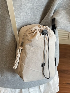 Sac bandoulière minimaliste beige en nylon léger avec cordon de serrage et bandoulière
