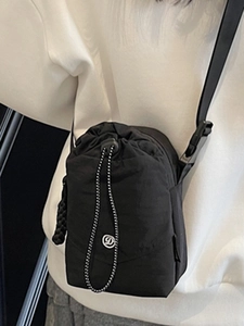 Sac bandoulière en nylon noir de style coréen avec cordon et logo D métallique