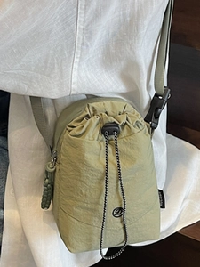 Sac seau en nylon vert olive avec cordon de serrage et bandoulière réglable pour femme