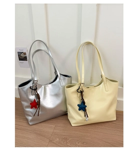 Détails des sacs fourre-tout argent et beige avec pendentifs étoiles et bandoulières