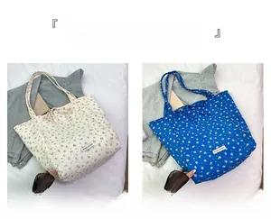 Détail de sacs fourre-tout matelassés à fleurs avec nœuds et étiquettes tissées