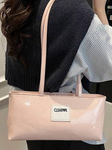 Rosa glänzende Lackleder-Unterachseltasche mit Logo-Patch und schmalem Gurt